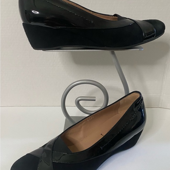 Italian designer wedge black suede with Patent detail and elastic in the front - Picture 4 of 6